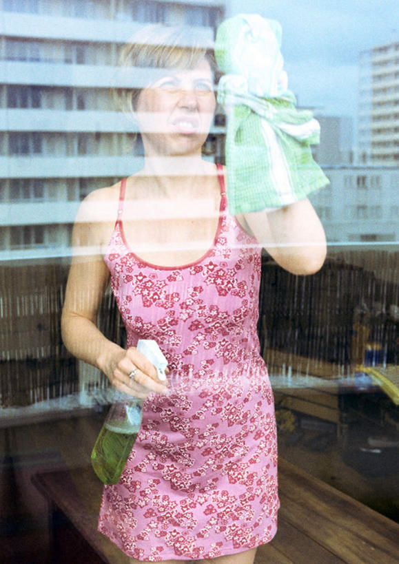 西方人,一个人,家庭主妇,家,站,竖图,室内,白天,正面,窗户,欧洲,欧洲人,仅一个年轻女性,仅一个女性,仅一个人,擦,房屋,屋子,拿,拿着,干净,抹布,清洁剂,楼房,玻璃窗,住宅,瓶子,塑料制品,清洁,站着,塑料瓶,卫生,年轻女性,女人,女性,白种人,站立,半身,彩图,房子