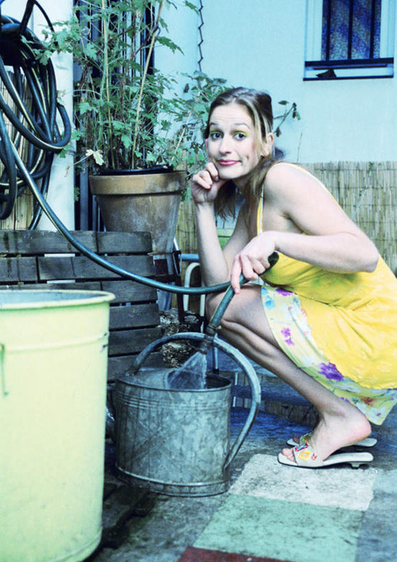 西方人,一个人,家庭主妇,家,坐,竖图,室外,白天,侧面,欧洲,欧洲人,仅一个年轻女性,仅一个女性,仅一个人,飞溅,溅,桶,液体,房屋,屋子,拿,拿着,水管,楼房,住宅,容器,储藏,储存,喷洒,年轻女性,女人,女性,白种人,主妇,坐着,半身,彩图,房子,贮存