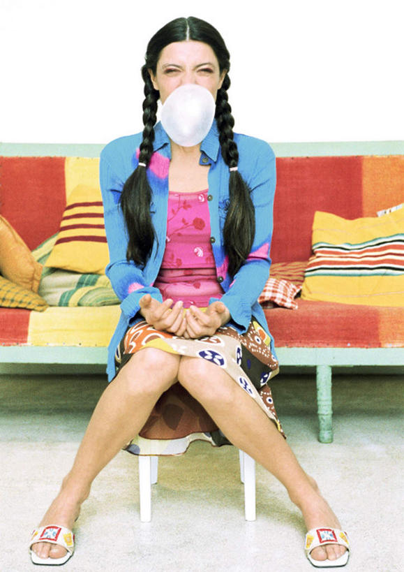 西方人,一个人,客厅,坐,竖图,室内,白天,正面,沙发,欧洲,欧洲人,仅一个年轻女性,仅一个女性,仅一个人,墙,食品,糖,糖果,甜点,甜品,墙壁,墙面,食物,甜食,泡泡糖,起居室,布艺沙发,年轻女性,女人,女性,白种人,坐着,彩图,全身