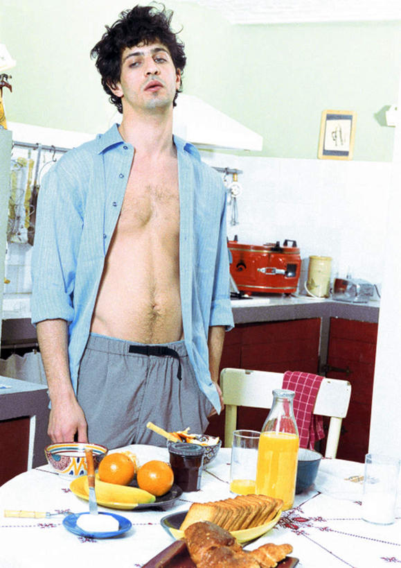 点心,西方人,一个人,站,竖图,室内,白天,正面,下午茶,餐桌,桌子,杯子,欧洲,欧洲人,仅一个男性,仅一个人,饭厅,橙汁,食品,玻璃制品,食物,糕点,饮料,仅一个年轻男性,水杯,站着,餐台,男人,男性,年轻男性,白种人,玻璃杯,站立,半身,彩图