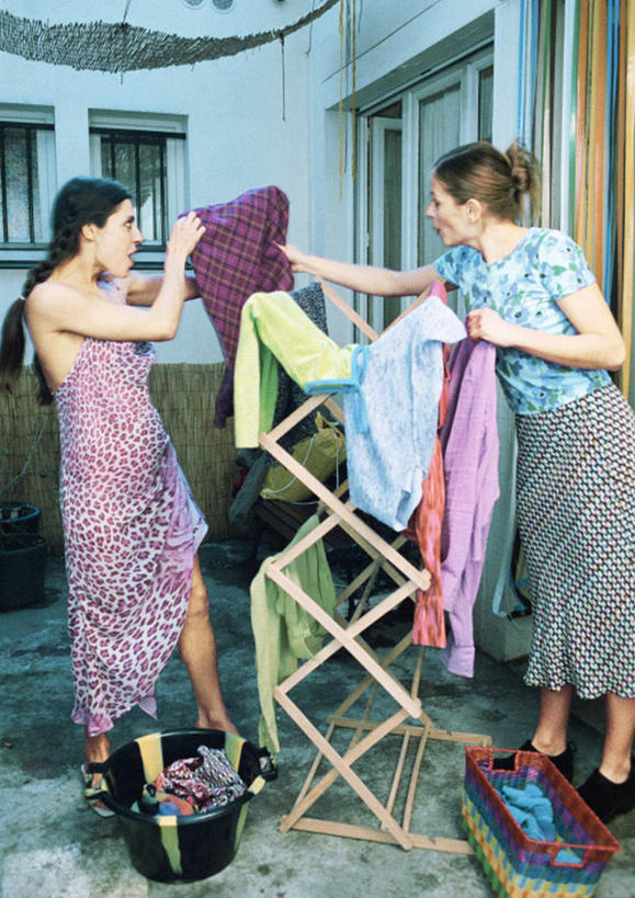 西方人,两个人,伙伴,朋友,站,竖图,室外,白天,侧面,友谊,衣架,欧洲,欧洲人,服装,篮子,拿,拿着,注视,相视,衣服,看,站着,面对面,服饰,对视,关注,相对,相看,友情,年轻女性,女人,女性,白种人,挂衣架,晾衣架,站立,彩图,全身