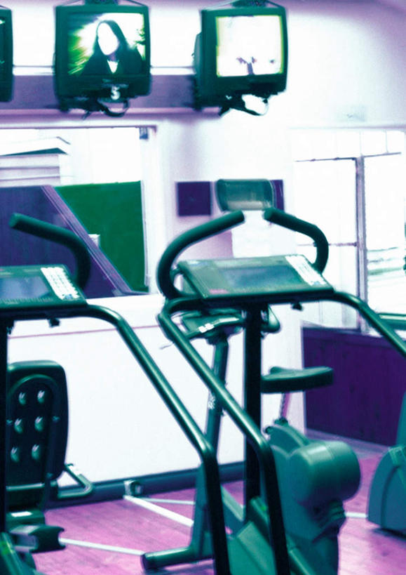 无人,健身房,竖图,室内,白天,正面,锻炼,运动,显示器,窗户,自行车,一排,整齐,屏幕,显示屏,玻璃窗,排列,器械,健身器械,队列,输出设备,体育,彩图,健身,健身馆