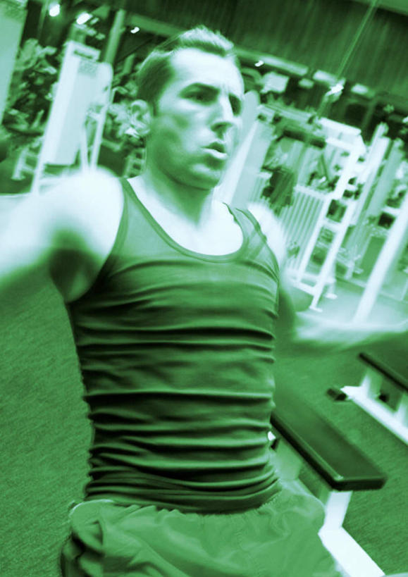 西方人,一个人,健身房,坐,竖图,室内,白天,正面,锻炼,运动,欧洲,欧洲人,仅一个男性,仅一个人,仅一个年轻男性,器械,健身器械,体育,男人,男性,年轻男性,白种人,坐着,半身,彩图,健身,健身馆