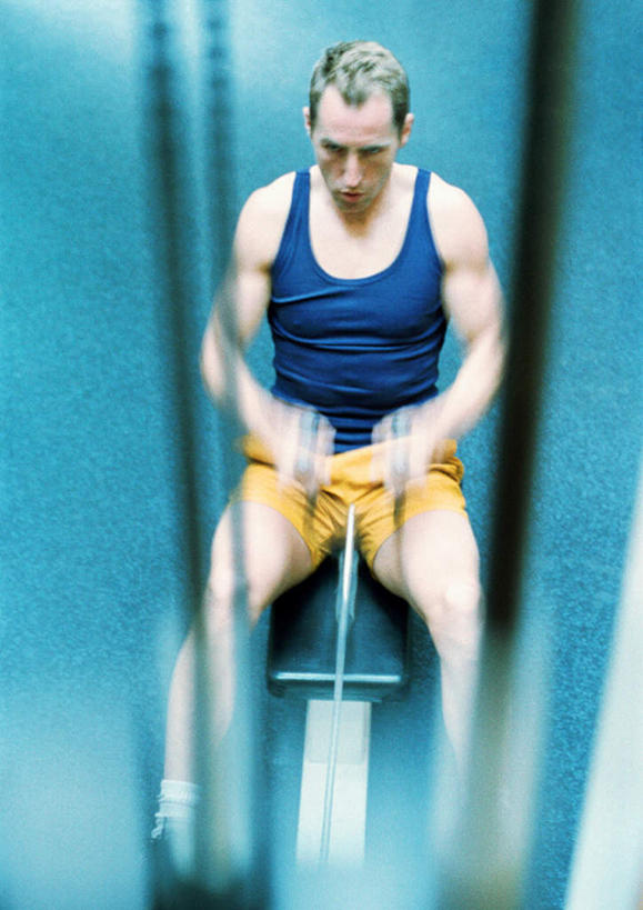 西方人,一个人,健身房,坐,竖图,室内,白天,正面,锻炼,运动,欧洲,欧洲人,仅一个男性,仅一个人,伸展,朦胧,模糊,仅一个年轻男性,低头,器械,健身器械,拉伸,体育,男人,男性,年轻男性,白种人,坐着,半身,彩图,健身,健身馆