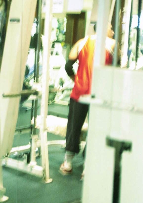 西方人,一个人,健身房,站,竖图,室内,白天,正面,锻炼,运动,欧洲,欧洲人,仅一个男性,仅一个人,仅一个年轻男性,站着,器械,健身器械,体育,男人,男性,年轻男性,白种人,站立,彩图,全身,健身,健身馆