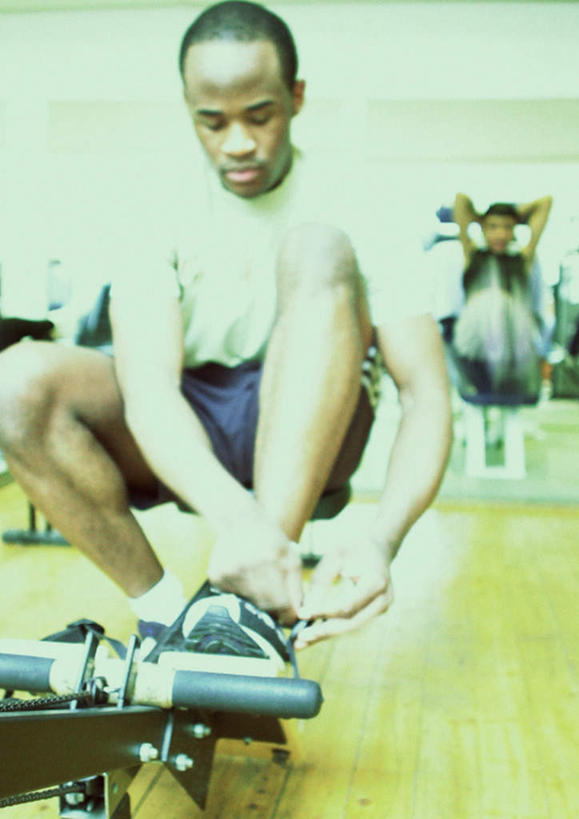 西方人,一个人,健身房,坐,竖图,室内,白天,正面,锻炼,运动,鞋子,欧洲,非洲,黑人,欧洲人,仅一个男性,仅一个人,鞋带,注视,仅一个年轻男性,低头,看,器械,健身器械,系,关注,体育,男人,男性,年轻男性,非洲人,坐着,彩图,全身,健身,健身馆