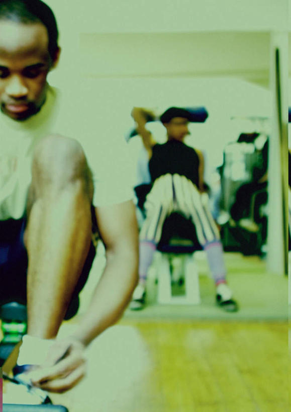 西方人,两个人,伙伴,朋友,健身房,站,坐,摸,竖图,室内,白天,正面,锻炼,友谊,运动,鞋子,欧洲,欧洲人,抚摸,鞋带,站着,器械,健身器械,系,体育,友情,男人,男性,年轻男性,白种人,触摸,接触,站立,坐着,半身,彩图,健身,健身馆