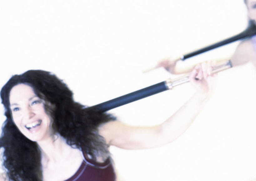 西方人,两个人,伙伴,朋友,站,笑,微笑,露齿笑,横图,室内,白天,白色背景,正面,锻炼,友谊,运动,欧洲,欧洲人,握,棍子,扛,站着,握着,摄影,影棚,扛在肩上,体育,友情,年轻女性,女人,女性,白种人,站立,半身,彩图,影棚拍摄,健身,拍摄