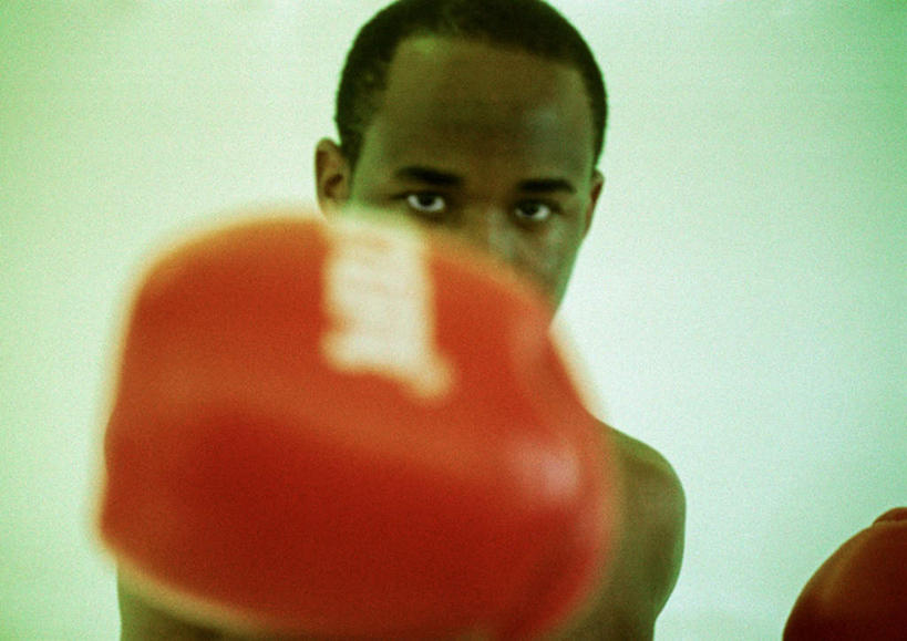 西方人,一个人,拳击手,站,横图,室内,白天,正面,锻炼,比赛,运动,拳击,欧洲,非洲,黑人,欧洲人,仅一个男性,仅一个人,墙,拳击手套,注视,墙壁,墙面,仅一个年轻男性,红色,手套,看,站着,关注,体育,男人,男性,年轻男性,非洲人,拳击家,拳击运动员,站立,半身,彩图,健身