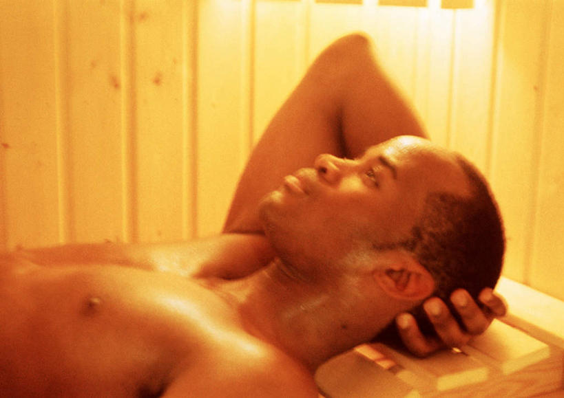 西方人,一个人,躺,横图,室内,白天,侧面,欧洲,非洲,黑人,欧洲人,仅一个男性,仅一个人,灯光,吊灯,裸露,灯,仅一个年轻男性,灯具,照明设备,裸,男人,男性,年轻男性,非洲人,躺着,半身,彩图