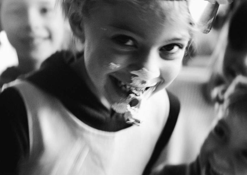 西方人,儿童,两个人,站,笑,微笑,露齿笑,横图,黑白,室内,白天,正面,纯洁,欧洲,欧洲人,食品,食物,小孩,奶油,站着,可爱,童年,童趣,童真,烂漫,无邪,天真,男孩,男人,男性,女孩,女人,女性,白种人,孩子,站立,半身,男生,女生