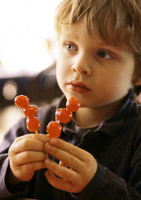 点心,西方人,儿童,脸,头,脸颊,一个人,站,竖图,室内,特写,白天,正面,纯洁,欧洲,欧洲人,仅一个男性,仅一个人,食品,甜点,甜品,拿,两串,拿着,注视,食物,糕点,小孩,甜食,看,站着,仅一个小孩,可爱,童年,童趣,糖葫芦,关注,童真,烂漫,无邪,天真,男孩,男人,男性,白种人,孩子,头部,脸部,脸蛋,面部,站立,半身,彩图,男生