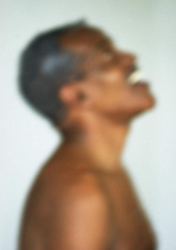 西方人,一个人,站,笑,微笑,露齿笑,竖图,室内,白天,白色背景,侧面,欧洲,欧洲人,仅一个男性,仅一个人,站着,仅一个老年男性,摄影,影棚,老年男性,男人,男性,白种人,站立,半身,彩图,影棚拍摄,拍摄