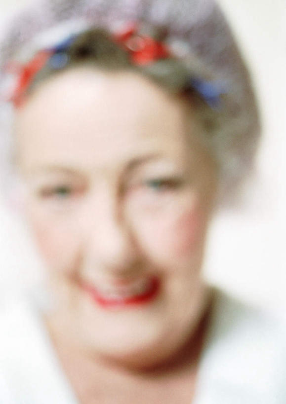 西方人,一个人,站,笑,微笑,竖图,室内,白天,白色背景,正面,帽子,欧洲,欧洲人,仅一个女性,仅一个人,浴帽,站着,摄影,仅一个老年女性,影棚,老年女性,女人,女性,白种人,站立,半身,彩图,影棚拍摄,拍摄