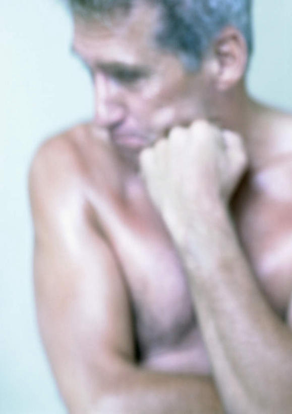 西方人,一个人,站,竖图,室内,白天,白色背景,正面,欧洲,欧洲人,仅一个男性,仅一个人,撑,托腮,注视,回头,看,托,站着,仅一个老年男性,摄影,影棚,关注,托下巴,老年男性,男人,男性,白种人,站立,半身,彩图,影棚拍摄,拍摄