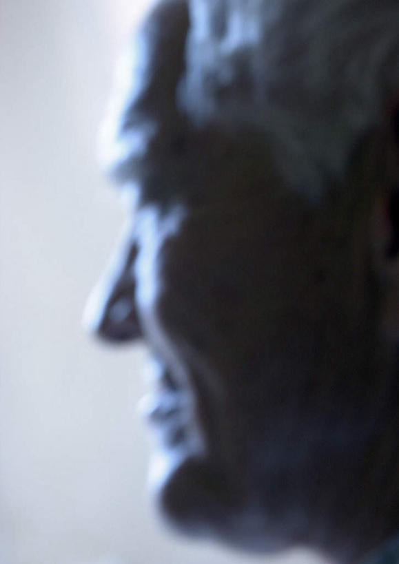 西方人,一个人,站,竖图,室内,白天,白色背景,侧面,欧洲,欧洲人,仅一个男性,仅一个人,注视,看,站着,仅一个老年男性,摄影,影棚,关注,老年男性,男人,男性,白种人,站立,半身,彩图,影棚拍摄,拍摄