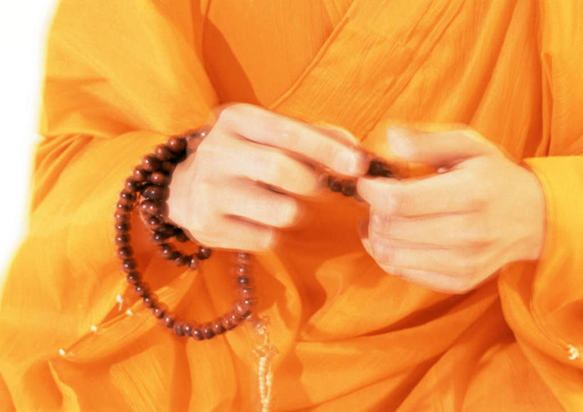 东方人,一个人,和尚,坐,横图,室内,白天,白色背景,正面,民族服装,亚洲,仅一个男性,仅一个人,拿,拿着,黄种人,仅一个年轻男性,手链,祈祷,健康,许愿,摄影,宗教,信仰,影棚,佛珠,祈求,袈裟,平安,男人,男性,年轻男性,亚洲人,比丘,高僧,僧,僧侣,僧人,沙弥,修行僧,坐着,半身,彩图,影棚拍摄,传统服装,民俗服,拍摄