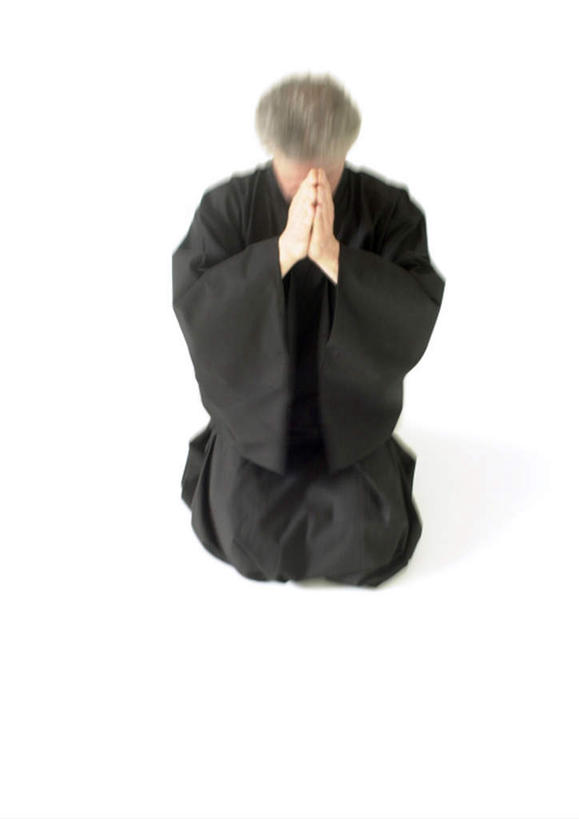 西方人,一个人,坐,竖图,室内,白天,白色背景,正面,民族服装,欧洲,欧洲人,仅一个男性,仅一个人,祝福,虔诚,祈祷,双手合十,仅一个老年男性,摄影,影棚,感谢,合十礼,合掌礼,合十,莲华合掌,感恩,老年男性,男人,男性,白种人,坐着,彩图,全身,影棚拍摄,传统服装,民俗服,拍摄