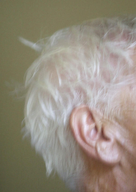 西方人,脑,头发,一个人,站,竖图,室内,白天,侧面,欧洲,欧洲人,仅一个男性,仅一个人,绿色背景,白色,站着,仅一个老年男性,摄影,影棚,老年男性,男人,男性,白种人,脑部,脑子,站立,半身,彩图,影棚拍摄,拍摄