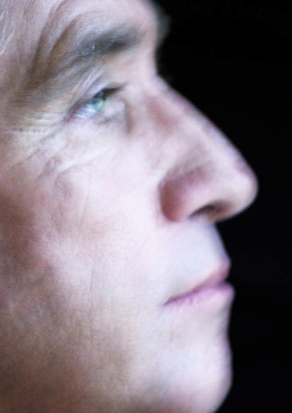 西方人,一个人,站,竖图,室内,白天,侧面,欧洲,欧洲人,仅一个男性,仅一个人,黑色背景,注视,看,站着,仅一个老年男性,摄影,影棚,关注,老年男性,男人,男性,白种人,站立,半身,彩图,影棚拍摄,拍摄