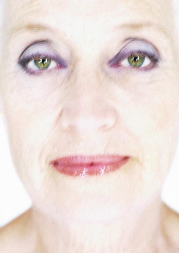 西方人,脸,头,脸颊,睫毛,一个人,站,竖图,室内,特写,白天,白色背景,正面,化妆,美容,欧洲,欧洲人,仅一个女性,仅一个人,口红,站着,眼影,摄影,仅一个老年女性,影棚,老年女性,女人,女性,白种人,头部,睫,脸部,脸蛋,面部,眼睫毛,站立,半身,彩图,影棚拍摄,拍摄