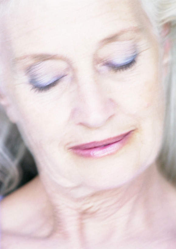 西方人,脸,头,脸颊,一个人,站,闭眼,竖图,室内,特写,白天,白色背景,正面,化妆,美容,欧洲,欧洲人,仅一个女性,仅一个人,站着,眼影,摄影,仅一个老年女性,影棚,老年女性,女人,女性,白种人,头部,脸部,脸蛋,面部,闭眼睛,闭着眼,闭着眼睛,站立,半身,彩图,影棚拍摄,拍摄