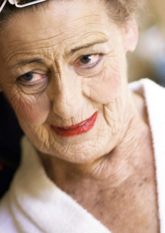 西方人,脸,头,脸颊,一个人,站,竖图,室内,白天,白色背景,正面,欧洲,欧洲人,仅一个女性,仅一个人,工具,注视,看,站着,摄影,仅一个老年女性,影棚,卷发器,关注,老年女性,女人,女性,白种人,头部,脸部,脸蛋,面部,站立,半身,彩图,影棚拍摄,拍摄