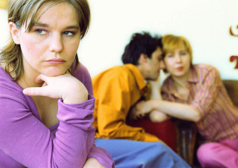 西方人,三个人,伙伴,朋友,客厅,坐,说,横图,室内,白天,正面,友谊,欧洲,欧洲人,撑,墙,托腮,墙壁,墙面,托,起居室,托下巴,交流,友情,男人,男性,年轻男性,年轻女性,女人,女性,白种人,沟通,讲话,交谈,说话,谈话,坐着,半身,彩图