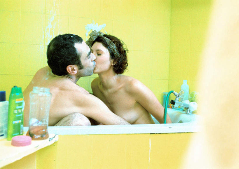 西方人,两个人,伙伴,朋友,坐,吻,横图,室内,白天,正面,友谊,镜子,卧室,欧洲,欧洲人,裸露,恋人,镜像,镜面,裸,友情,男人,男性,年轻男性,年轻女性,女人,女性,白种人,情侣,亲,亲吻,坐着,半身,彩图,睡房,卧房