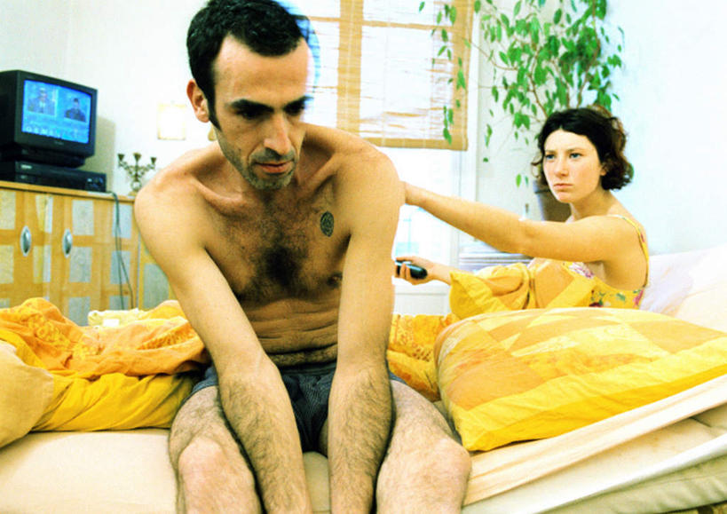 西方人,两个人,伙伴,朋友,坐,横图,室内,白天,正面,友谊,窗户,床,电视,欧洲,欧洲人,双人床,床单,被子,裸露,玻璃窗,恋人,被单,暴力,裸,虐待,家庭暴力,友情,男人,男性,年轻男性,年轻女性,女人,女性,白种人,情侣,电视机,坐着,半身,彩图,伴侣