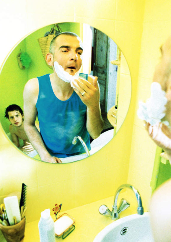 西方人,两个人,伙伴,朋友,站,竖图,室内,白天,正面,友谊,卫生间,浴室,欧洲,欧洲人,泡沫,剃须刀,站着,友情,男人,男性,年轻男性,年轻女性,女人,女性,白种人,淋浴房,站立,半身,彩图,冲凉房,沐浴间,沐浴室