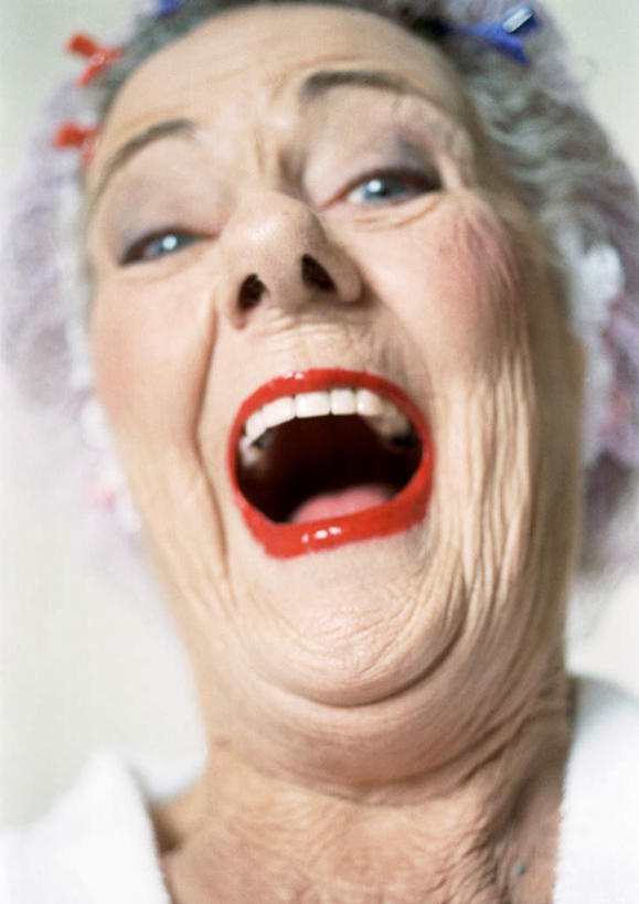 西方人,脸,头,脸颊,一个人,站,笑,大笑,竖图,室内,特写,白天,白色背景,正面,兴奋,欧洲,欧洲人,仅一个女性,仅一个人,朦胧,模糊,注视,观察,看,站着,张嘴,摄影,仅一个老年女性,影棚,观看,察看,关注,张大嘴巴,哈哈大笑,老年女性,女人,女性,白种人,头部,脸部,脸蛋,面部,张开嘴,站立,半身,彩图,影棚拍摄,高兴,狂笑,拍摄