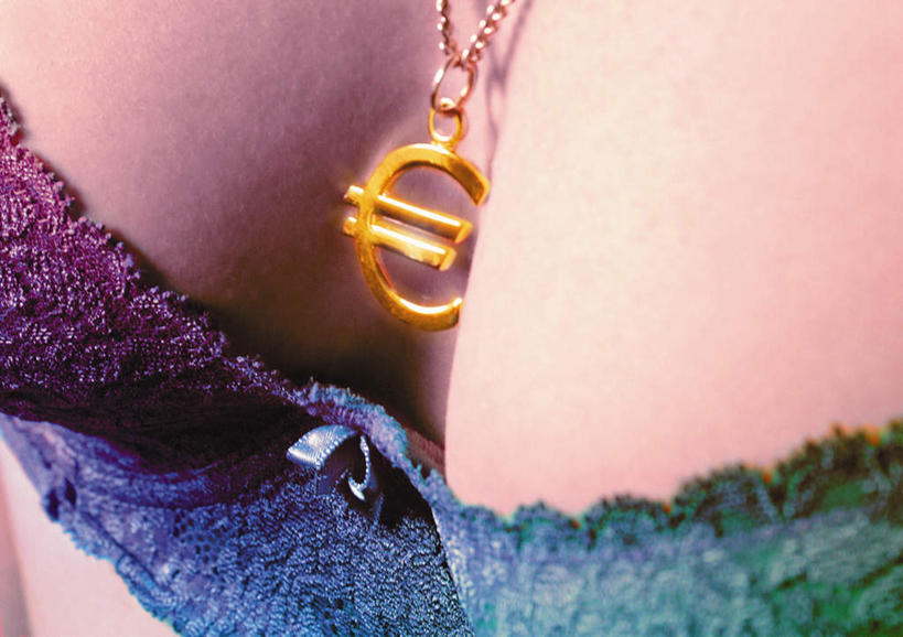 西方人,胸,一个人,站,横图,俯视,室内,特写,白天,项链,欧洲,欧洲人,仅一个年轻女性,仅一个女性,仅一个人,内衣,欧元,挂件,站着,年轻女性,女人,女性,白种人,胸部,站立,半身,彩图,高角度拍摄