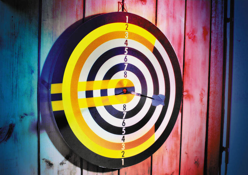 无人,横图,室内,特写,白天,正面,锻炼,成功,胜利,运动,静物,标志,符号,文字,字符,字母,墙,飞镖盘,飞镖,欧元,标识,墙壁,墙面,一个,单个,靶心,瞄准,镖针,飞镖运动,体育,彩图,健身