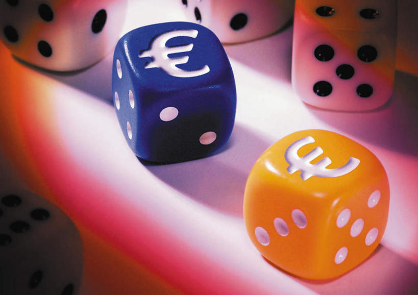 无人,横图,俯视,室内,特写,白天,游戏,赌博,贪欲,竞争,桌面,桌子,静物,玩具,许多,阴影,朦胧,模糊,反射,标志,符号,骰子,文字,影子,字符,字母,欧元,娱乐,标识,刺激,蓝色,白色,橙色,消遣,赌具,色子,投机,侥幸,欲望,投子,玩耍,彩图,高角度拍摄,胜负,输赢