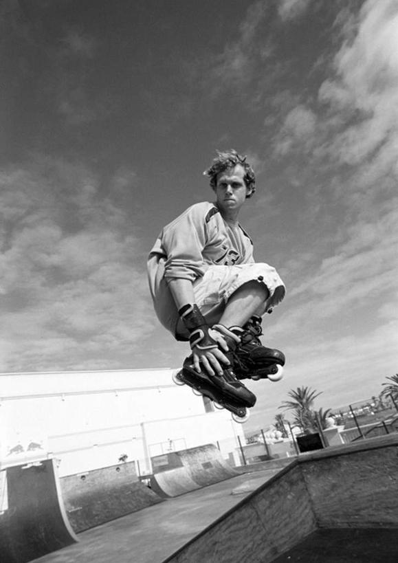 西方人,一个人,跳,伸展双臂,竖图,黑白,室外,白天,仰视,锻炼,运动,欧洲,欧洲人,仅一个男性,仅一个人,仅一个年轻男性,蓝色,蓝天,天空,滑板,体育,男人,男性,年轻男性,白种人,敞开双臂,伸开双臂,跳跃,展开双肩,张开手臂,张开双臂,低角度拍摄,全身,健身