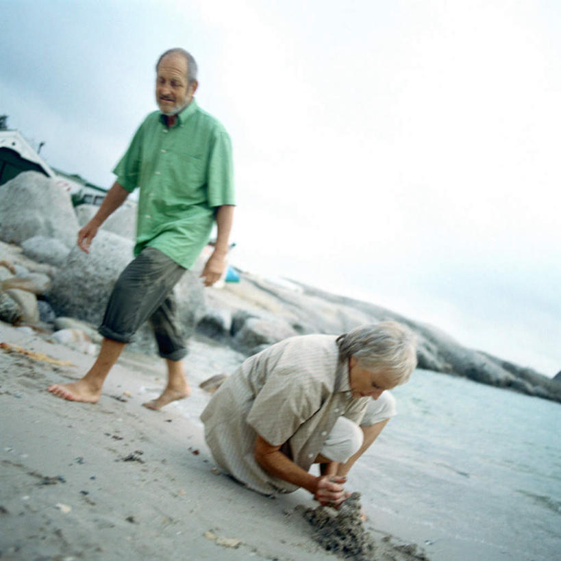 西方人,两个人,夫妻,站,蹲,方图,室外,白天,正面,爱情,旅游,度假,海浪,海洋,美景,沙滩,欧洲,欧洲人,沙子,海岸,景观,浪花,云,云朵,沙地,浪漫,云彩,娱乐,白云,天空,自然,海水,天,站着,享受,休闲,景色,恩爱,放松,恋人,自然风光,海景,老年男性,老年女性,男人,男性,女人,女性,白种人,情侣,大海,风浪,海,海水的波动,海滩,近岸浪,涌浪,蹲着,站立,彩图,全身,伴侣