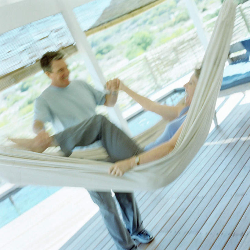 西方人,两个人,夫妻,站,握手,方图,室内,白天,正面,爱情,窗户,床,地板,吊床,欧洲,欧洲人,吊挂,悬挂,阴影,服装,朦胧,模糊,光线,影子,地面,浪漫,挂,休闲装,木地板,玻璃窗,相视,衣服,阳光,站着,享受,休闲,面对面,休闲服,恩爱,恋人,服饰,对视,安逸,相对,相看,安适,清闲,男人,男性,女人,女性,中年男性,中年女性,白种人,情侣,搀手,拉手,手拉手,手握手,站立,彩图,全身,伴侣