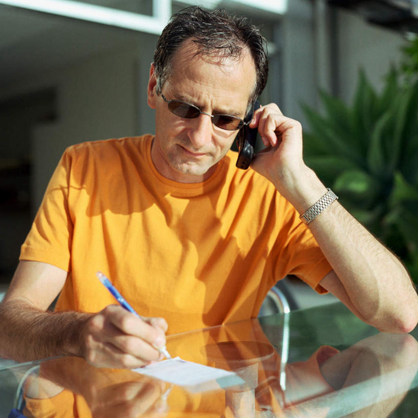 西方人,一个人,坐,打电话,方图,室内,白天,正面,电话,手机,欧洲,欧洲人,仅一个男性,仅一个人,服装,朦胧,模糊,墨镜,眼镜,便利贴,拿,拿着,注视,休闲装,通讯设备,衣服,太阳镜,太阳眼镜,观察,看,仅一个老年男性,休闲,休闲服,遮阳镜,服饰,观看,便条,察看,书写,关注,誊写,交流,老年男性,男人,男性,白种人,沟通,通话,坐着,半身,彩图