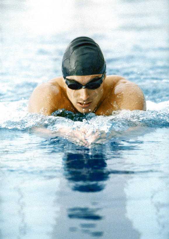 花样游泳,游泳,西方人,一个人,运动员,体育馆,游泳池,竖图,室内,白天,正面,水,帽子,欧洲,欧洲人,仅一个男性,仅一个人,伸展,泳帽,眼镜,泳镜,水池,水面,泳池,裸露,仅一个年轻男性,游泳眼镜,舒展,赤裸,游泳馆,游泳帽,裸,泅水,拍浮,男人,男性,年轻男性,白种人,体育运动员,运动选手,半身,彩图