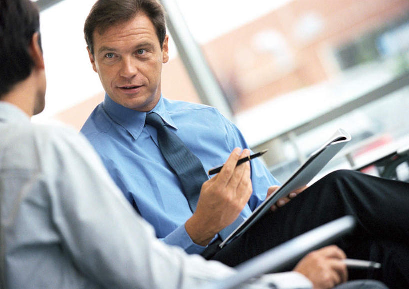 西方人,背部,两个人,同事,商务人士,商务男性,坐,说,横图,室内,白天,正面,衬衫,成功,合作,团队,集体,信心,窗户,欧洲,欧洲人,握,套装,朦胧,模糊,笔,材料,档案,文件,队伍,玻璃窗,相视,资料,面对面,握着,对视,领导,成就,文档,相对,商务装,合伙,领袖,工薪阶层,相看,交流,男人,男性,中年男性,白种人,白领,上班族,沟通,讲话,交谈,商讨,说话,谈话,谈论,坐着,半身,彩图,衬衣