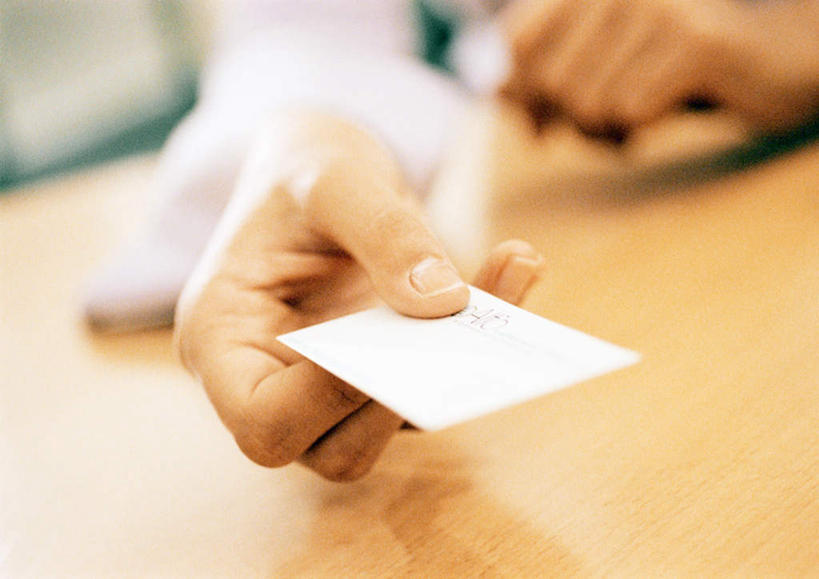 西方人,一个人,同事,商务人士,商务女性,办公室,坐,横图,俯视,室内,特写,白天,家具,桌子,名片,欧洲,欧洲人,仅一个女性,仅一个人,套装,朦胧,模糊,办公桌,拿,拿着,卡片,仅一个中年女性,商务装,工薪阶层,办公家具,女人,女性,中年女性,白种人,白领,上班族,坐着,半身,彩图,高角度拍摄