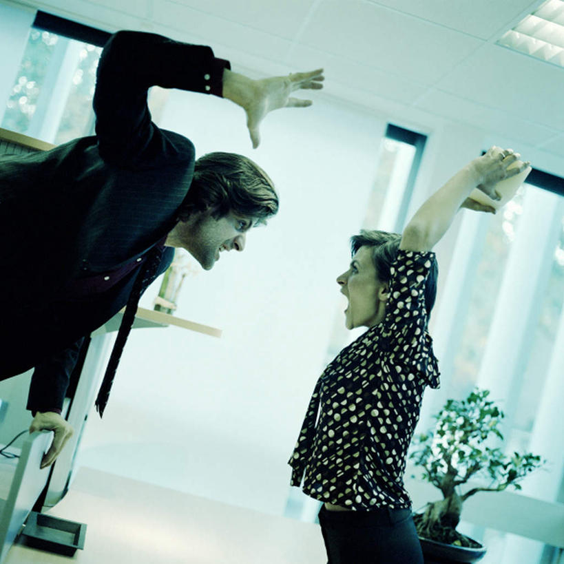 西方人,两个人,同事,商务人士,商务男性,商务女性,站,伸展双臂,方图,室内,白天,侧面,衬衫,成功,合作,团队,集体,信心,植物,桌子,欧洲,欧洲人,握,套装,盆栽,办公桌,灯光,盆景,拿,拿着,队伍,顶灯,纸巾盒,相视,灯,绿色,自然,灯具,纸巾,站着,张嘴,面对面,握着,生长,成长,对视,领导,照明设备,成就,相对,商务装,合伙,领袖,张大嘴巴,工薪阶层,相看,男人,男性,女人,女性,中年男性,中年女性,白种人,白领,上班族,张开嘴,敞开双臂,伸开双臂,展开双肩,站立,张开手臂,张开双臂,半身,彩图,衬衣