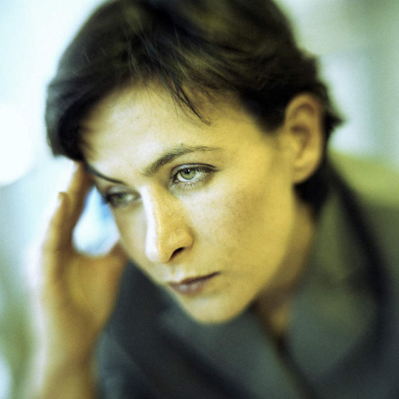 西方人,脸,头,脸颊,一个人,商务人士,商务女性,坐,方图,室内,特写,白天,正面,欧洲,欧洲人,仅一个女性,仅一个人,撑,套装,朦胧,模糊,托腮,注视,肩膀,看,托,仅一个中年女性,思考,思索,忧愁,忧虑,关注,托下巴,商务装,工薪阶层,女人,女性,中年女性,白种人,头部,脸部,脸蛋,面部,白领,上班族,坐着,半身,彩图