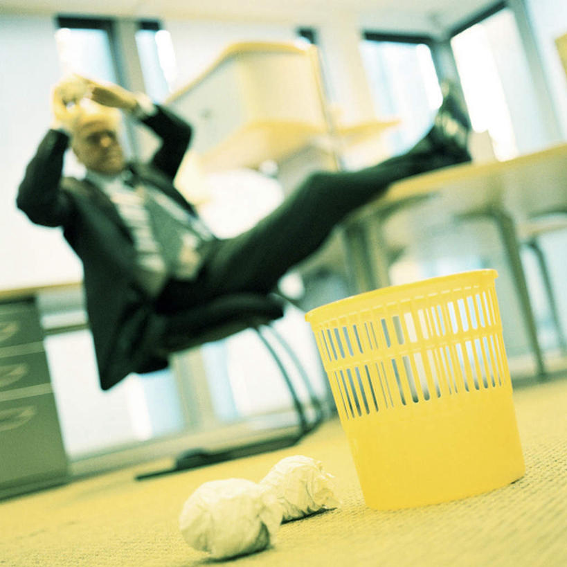 西方人,老年人,一个人,商务人士,商务男性,办公室,坐,举,方图,室内,白天,仰视,衬衫,窗户,地板,桌子,欧洲,欧洲人,仅一个男性,仅一个人,套装,朦胧,模糊,材料,档案,文件,办公桌,垃圾桶,领带,地面,注视,木地板,玻璃窗,资料,观察,看,托,仅一个老年男性,观看,废纸,察看,关注,文档,商务装,工薪阶层,老年男性,白种人,白领,上班族,举起,举手,举着,向上举,向上伸,向上托,坐着,彩图,低角度拍摄,全身,衬衣