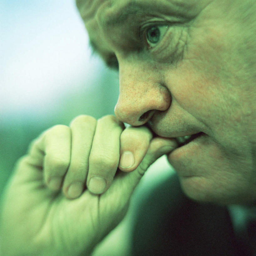 西方人,老年人,脸,头,脸颊,手,一个人,商务人士,商务男性,办公室,坐,方图,室内,特写,白天,侧面,衬衫,欧洲,欧洲人,仅一个男性,仅一个人,套装,朦胧,模糊,领带,注视,看,仅一个老年男性,思考,手部,思索,关注,商务装,工薪阶层,老年男性,白种人,头部,脸部,脸蛋,面部,白领,上班族,坐着,半身,彩图,衬衣