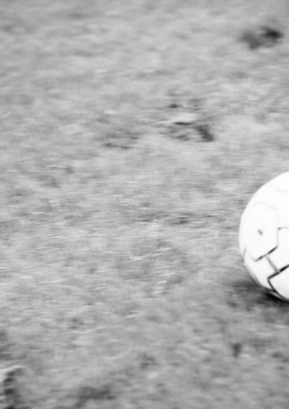 无人,足球场,竖图,俯视,黑白,室外,特写,白天,锻炼,运动,足球,草地,球,草,一个,球体,单个,绿茵场,体育,高角度拍摄,健身,足球比赛场地