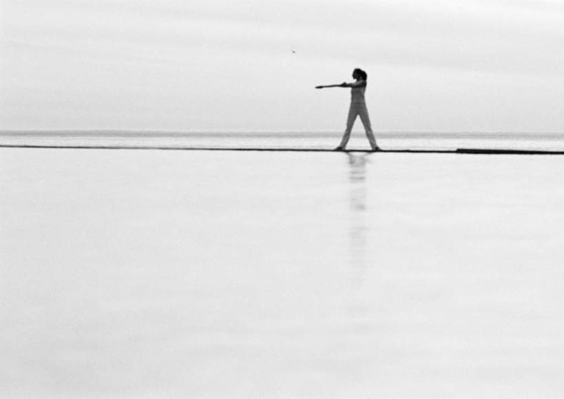 西方人,一个人,站,伸展双臂,横图,室外,白天,侧面,运动服,锻炼,瑜伽,运动,河流,水,欧洲,欧洲人,仅一个年轻女性,仅一个女性,仅一个人,伸展,服装,河水,水流,水平线,云,云朵,辽阔,海平线,云彩,衣服,白云,天空,天,站着,广阔,拉伸,养生,服饰,一望无际,衣着,穿着,热身,衣饰,无边无际,一马平川,体育,年轻女性,女人,女性,白种人,敞开双臂,伸开双臂,展开双肩,站立,张开手臂,张开双臂,彩图,全身,健身,水天相接,水天一线,运动装