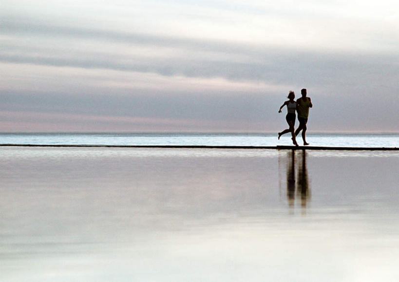 西方人,两个人,伙伴,朋友,运动员,站,跑,横图,室外,白天,侧面,运动服,锻炼,友谊,运动,日落,欧洲,欧洲人,服装,水平线,晚霞,霞光,云,云朵,落日,辽阔,海平线,云彩,衣服,蓝色,白云,蓝天,天空,黄昏,天,站着,广阔,彩霞,服饰,一望无际,衣着,穿着,衣饰,无边无际,一马平川,夕照,体育,友情,男人,男性,年轻男性,年轻女性,女人,女性,白种人,夕阳,体育运动员,运动选手,跑步,站立,彩图,全身,健身,水天相接,水天一线,斜阳,运动装