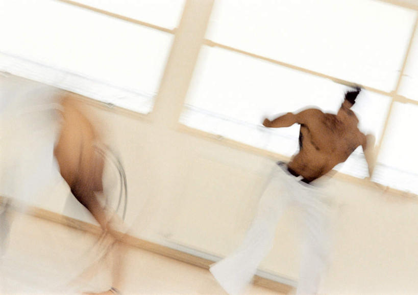 西方人,两个人,伙伴,朋友,运动员,站,横图,室内,白天,正面,锻炼,旅游,度假,友谊,运动,武术,窗户,地板,欧洲,欧洲人,朦胧,模糊,地面,娱乐,裸露,木地板,玻璃窗,站着,享受,休闲,教室,放松,格斗,裸,室内运动,友情,男人,男性,年轻男性,白种人,体育运动员,运动选手,站立,彩图,全身,健身